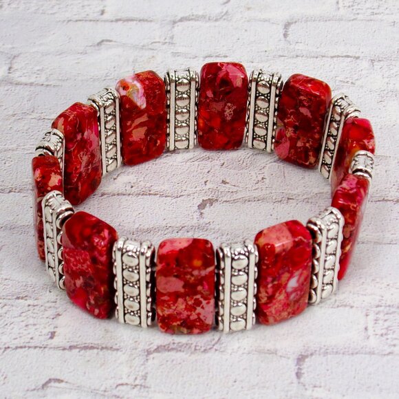 Red agate stone stretch bracelet with silver metal textured spacer bars - Picture 3 of 8